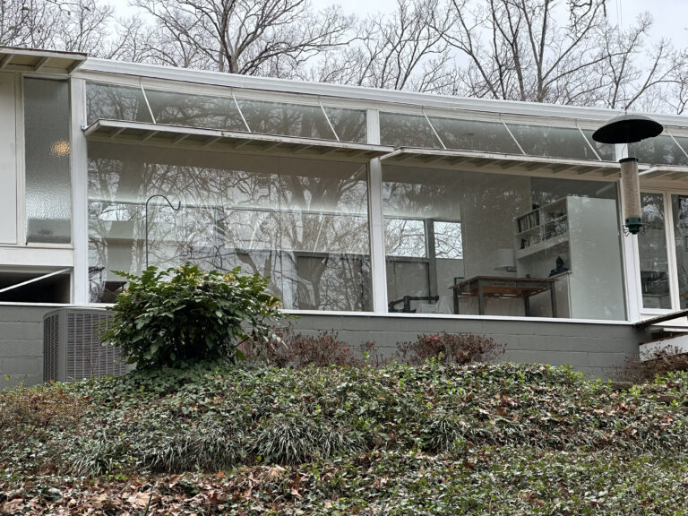 Applebee Residence Shows Emphasis on Horizontal and Vertical Lines